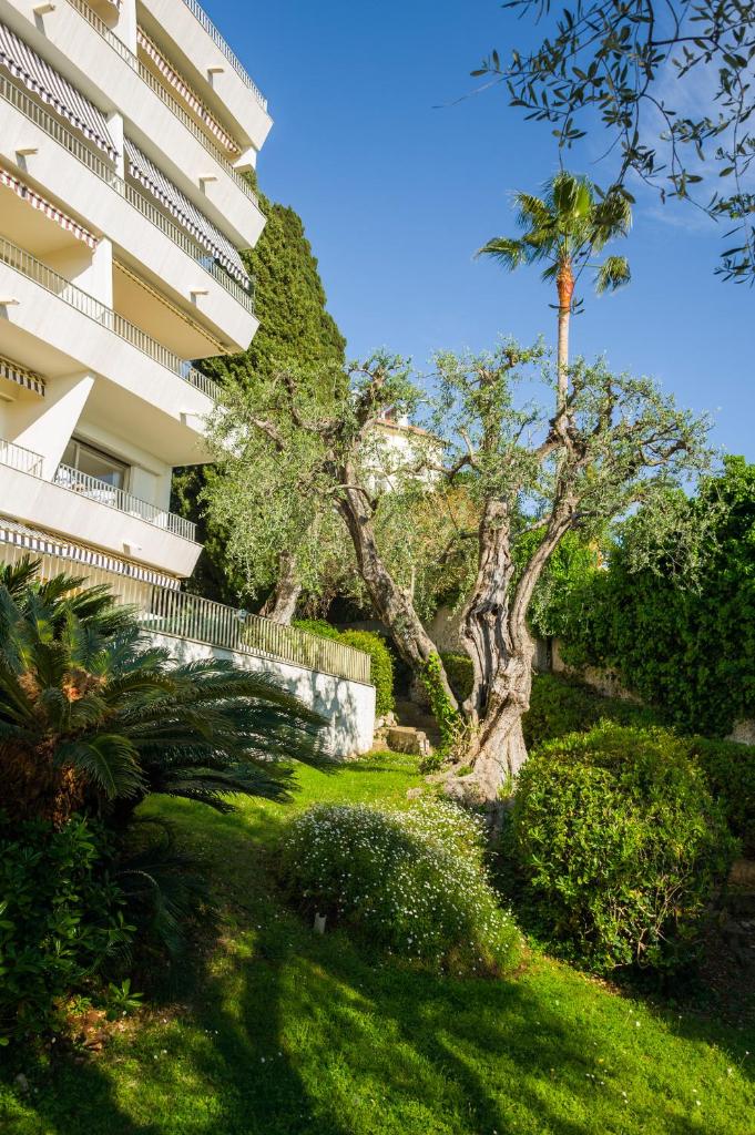 Ferienwohnung Les Oliviers über den Dächern von Nizza ruhig sonnig Meerblick Pool Tiefgarage Parkplatz 6