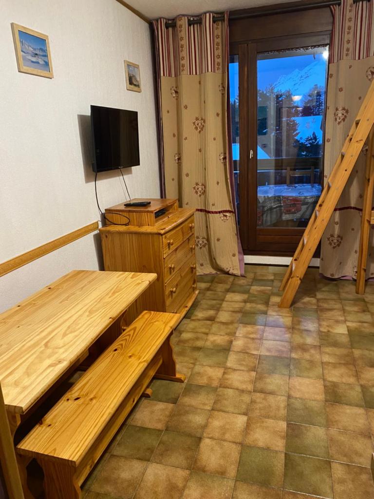 Cette chambre dispose d'une table, d'une télévision et d'un bureau. dans l'établissement LA JOUE DU LOUP STUDIO, à La Joue du Loup