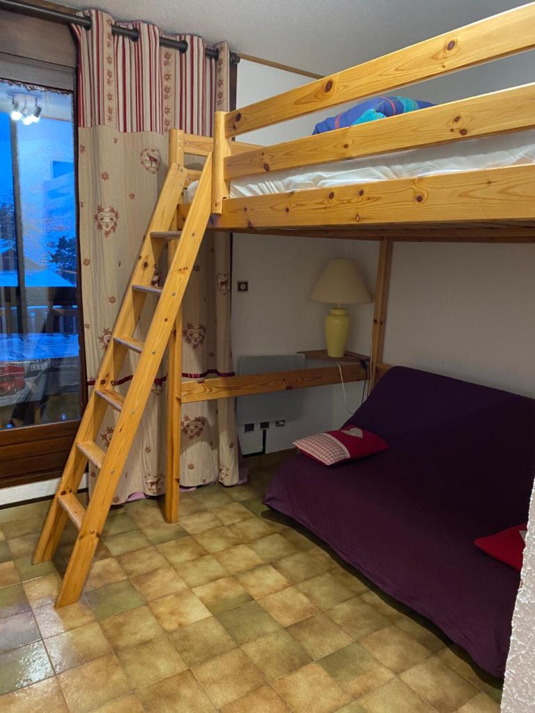 - un lit superposé et une échelle dans une chambre dans l'établissement LA JOUE DU LOUP STUDIO, à La Joue du Loup