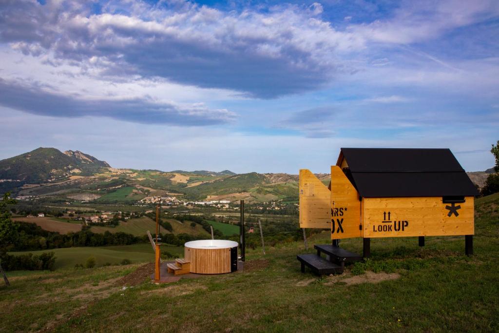 une petite maison au sommet d'une colline avec une baignoire dans l'établissement Palazzo Serre - Natura & Piscina, à San Leo 36 autres photos