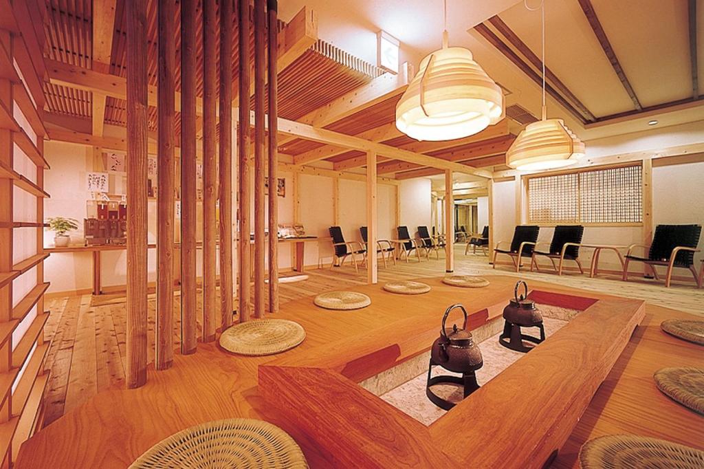 une grande pièce avec une table et des chaises dans l'établissement Hotel Meizanso, à Gamagori 36 autres photos