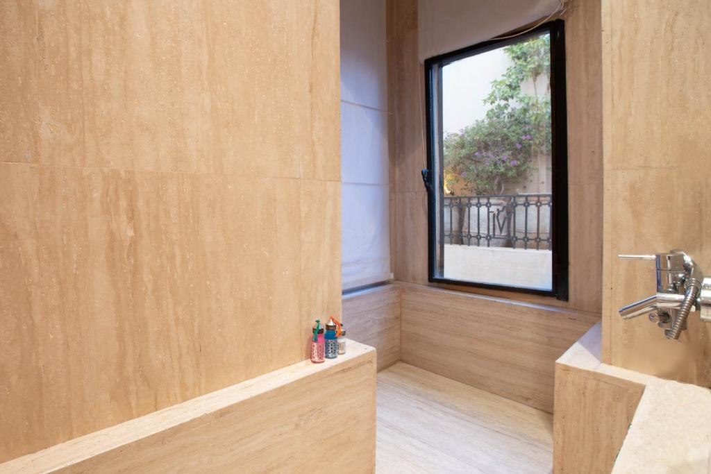 une salle de bain avec douche et fenêtre dans l'établissement Riad & Spa Azzouz, à Marrakech