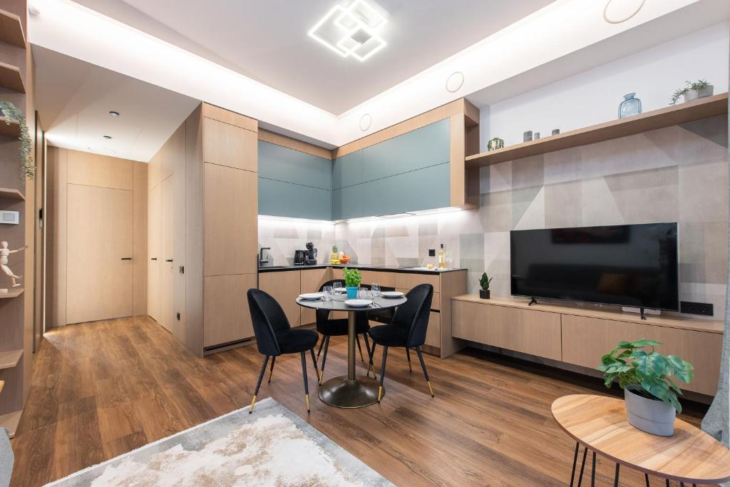 New Bastion Life Apartments w- Free Garage Prkg & Self Check-in I cohost 6