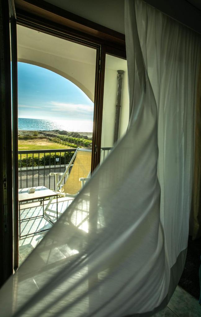 une chambre avec une fenêtre avec vue sur l'océan dans l'établissement Smy Civico Zero, à Tarquinia