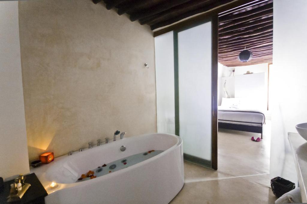 Cette chambre comprend une salle de bains pourvue d'une grande baignoire. dans l'établissement Riad El Maâti, à Rabat