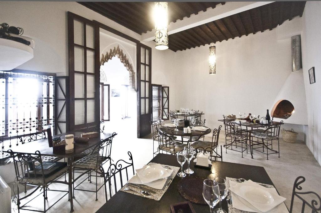 un restaurant avec des tables et des chaises dans une salle dans l'établissement Riad El Maâti, à Rabat