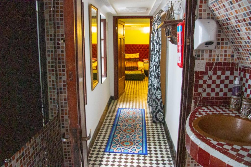 une salle de bain avec baignoire et sol carrelé dans l'établissement Riad Baba, à Fès 37 autres photos