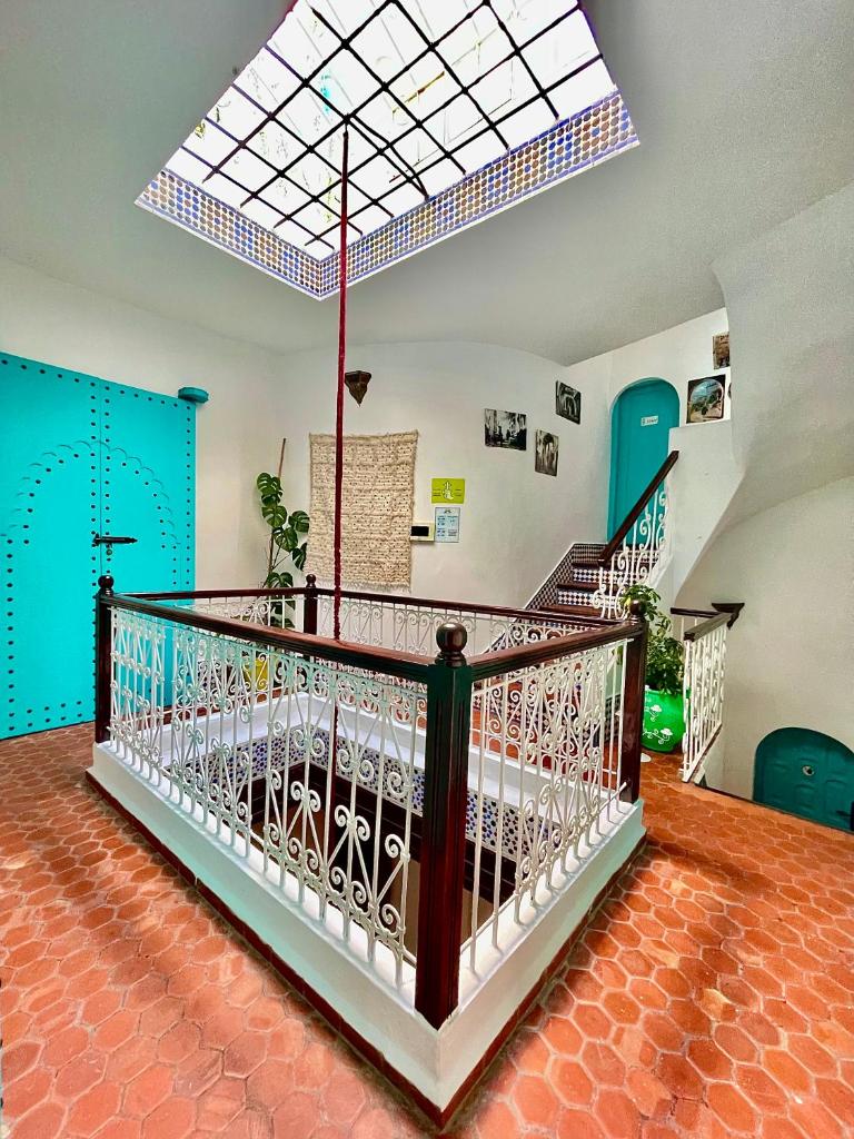 Cette chambre est dotée d'un escalier avec des portes bleues. dans l'établissement Riad Darna, à Tetouan