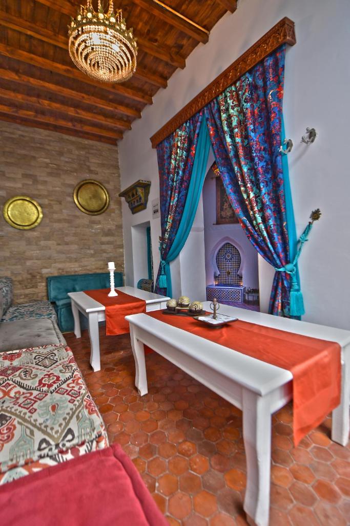 un salon avec un canapé et une table dans l'établissement Riad Darna, à Tetouan