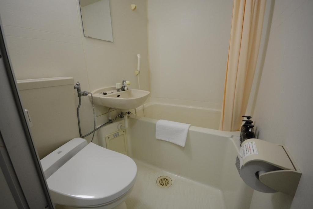 une petite salle de bain avec toilettes et lavabo dans l'établissement Nasushiobara Ichimantei, à Nasushiobara