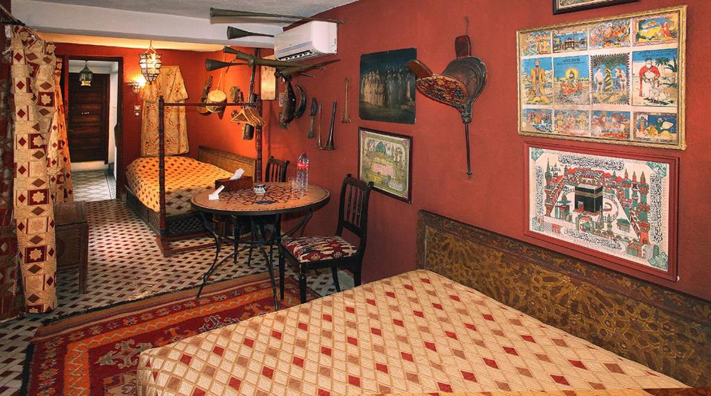 - une chambre avec une table et un lit dans l'établissement Riad Lune et Soleil, à Fès