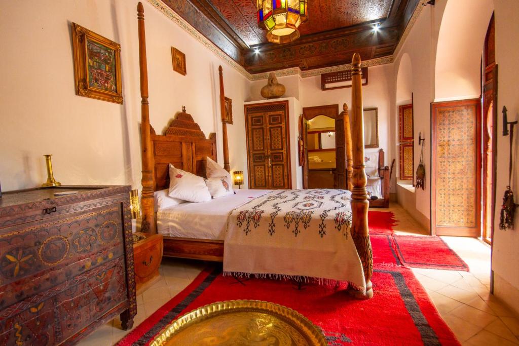 - une chambre avec un lit et une commode dans l'établissement Riad Dombaraka, à Marrakech