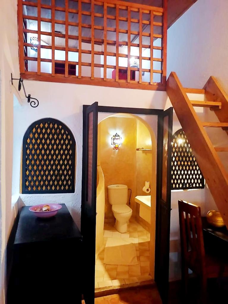 La salle de bains est pourvue d'un escalier et de toilettes. dans l'établissement Riad Ocean Medina, à Essaouira