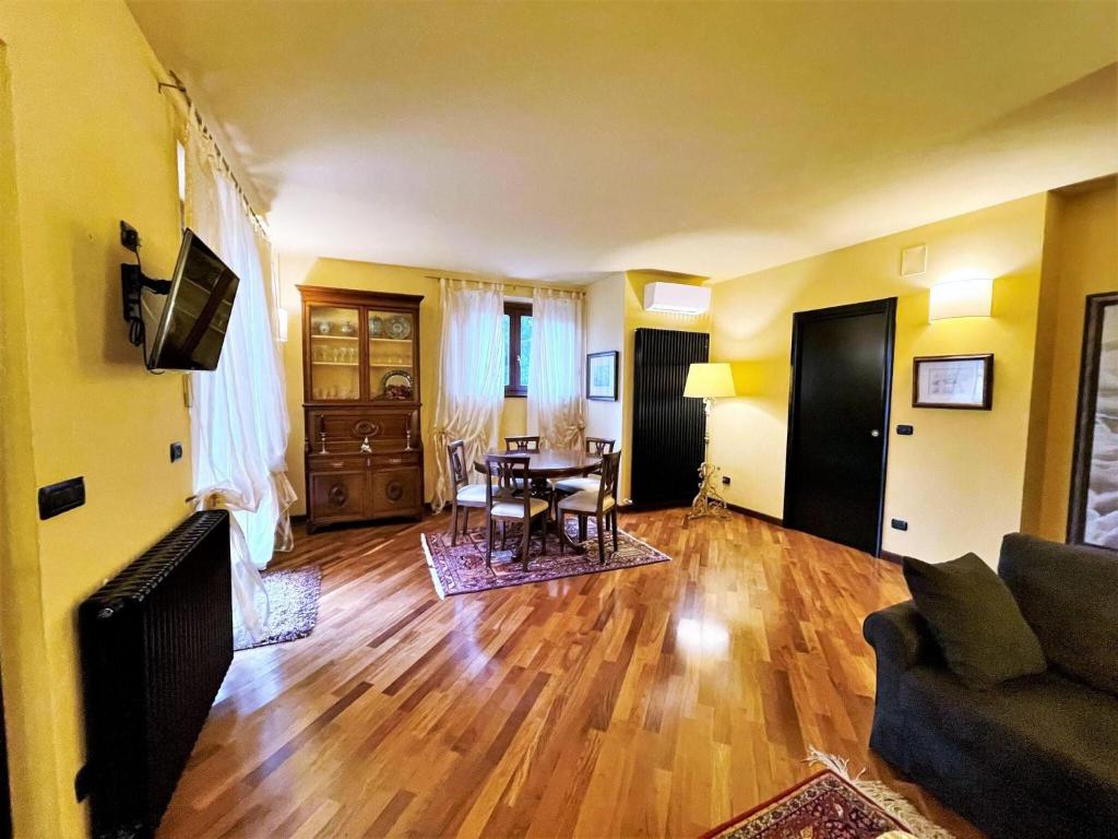 - un salon avec un canapé et une table dans l'établissement Villa in Marsciano with Pool near Lake Trasimeno, à Marsciano