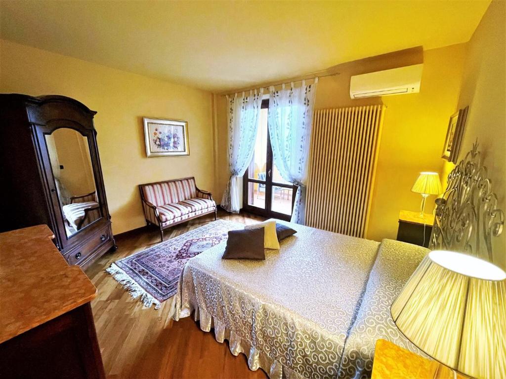 une chambre avec un grand lit et un canapé dans l'établissement Villa in Marsciano with Pool near Lake Trasimeno, à Marsciano 32 autres photos