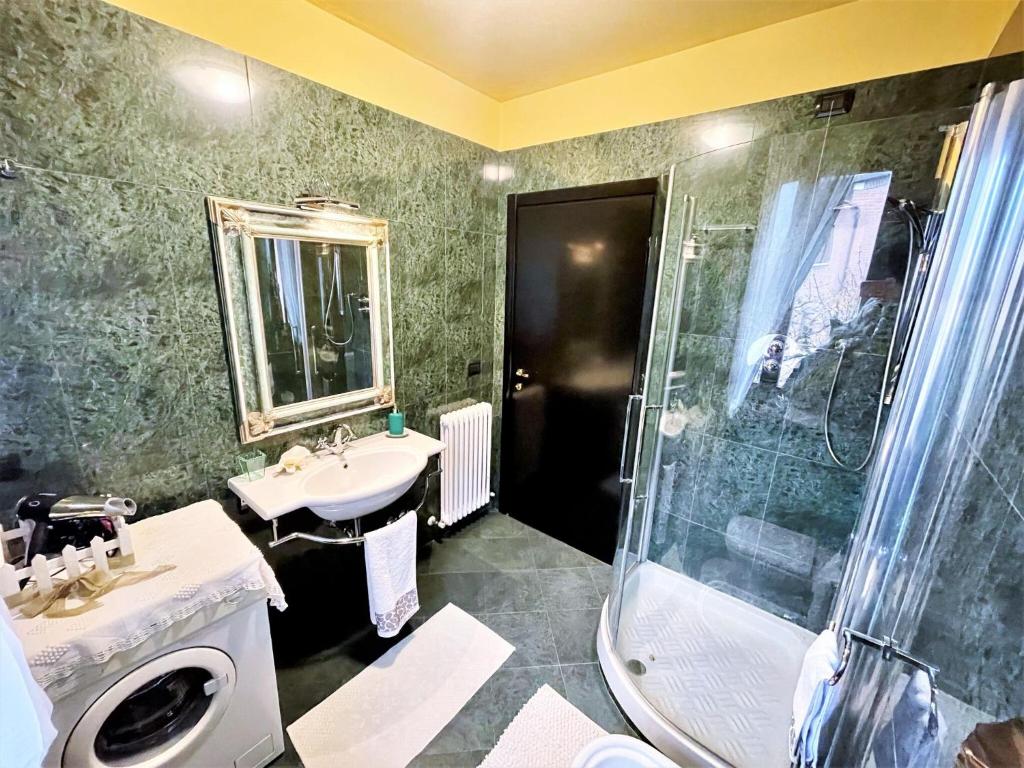 une salle de bain avec douche et lavabo dans l'établissement Villa in Marsciano with Pool near Lake Trasimeno, à Marsciano