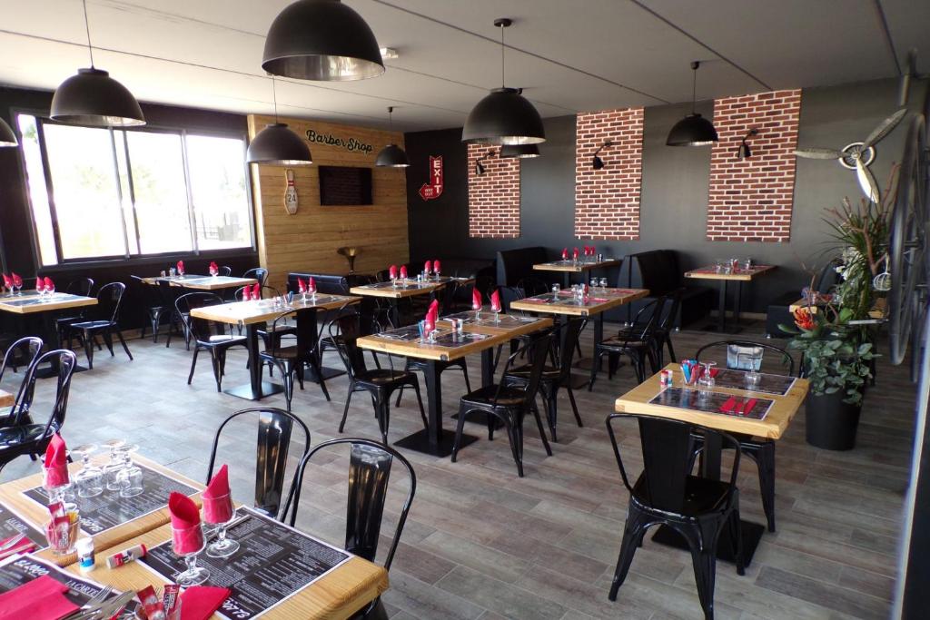 un restaurant avec des tables et des chaises dans une salle dans l'établissement Mobile home De Luxe St Cyprien, à Saint-Cyprien