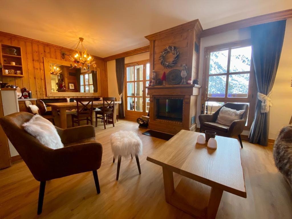 un salon avec cheminée et une salle à manger dans l'établissement Chalet Mont Blanc - Arc 1950 - Ski-in Ski-out, 2 bed duplex, sleeps 8, à Bourg-Saint-Maurice 37 autres photos
