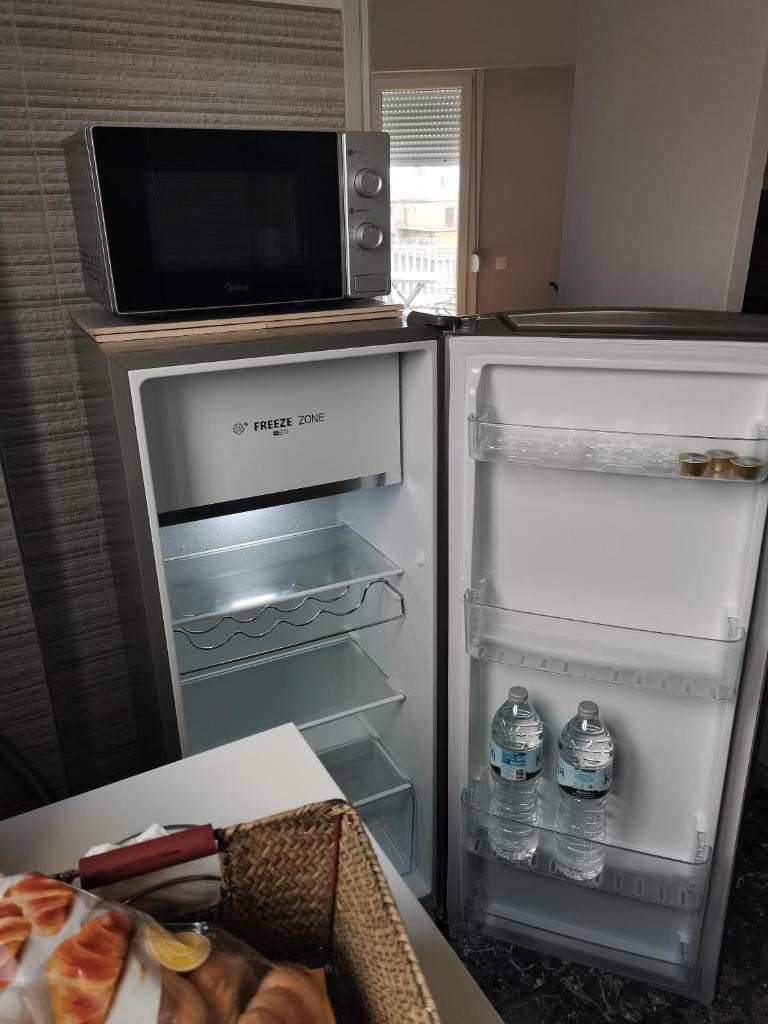 Penthouse spacious w super wifi & terrace, 2 min from metro 8