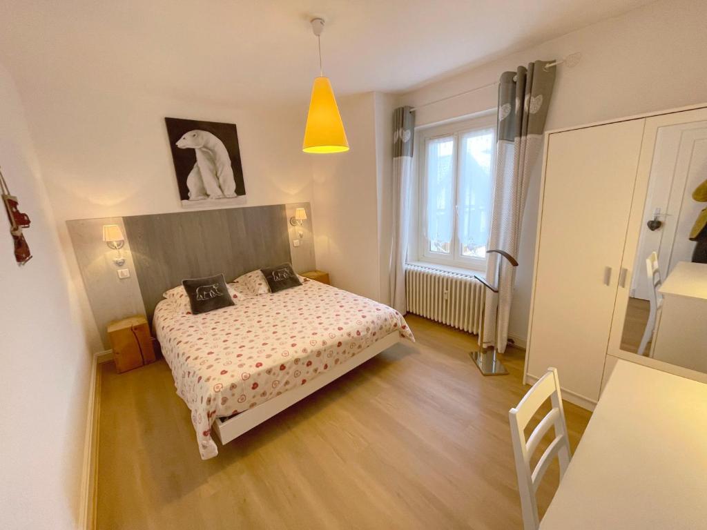 une petite chambre avec un lit et une fenêtre dans l'établissement L'Ourson, à Gérardmer 18 autres photos