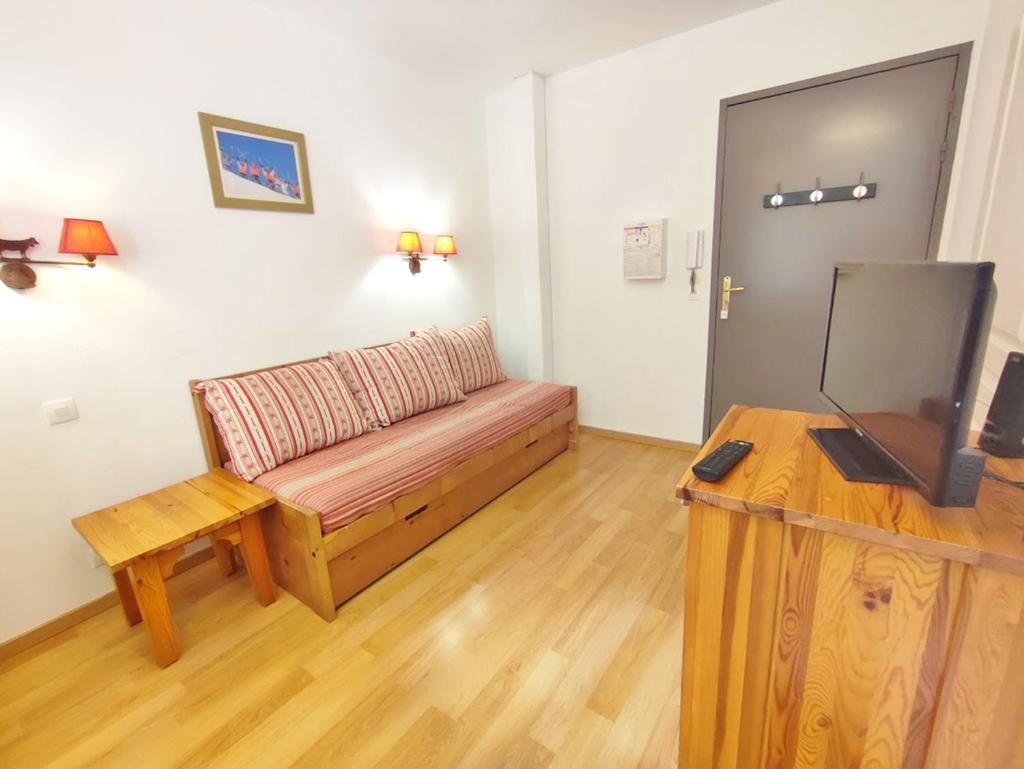 un salon avec un canapé et une télévision à écran plat dans l'établissement Pat 83, T2, centre Luchon, wifi, casier à skis, 4 personnes, à Luchon