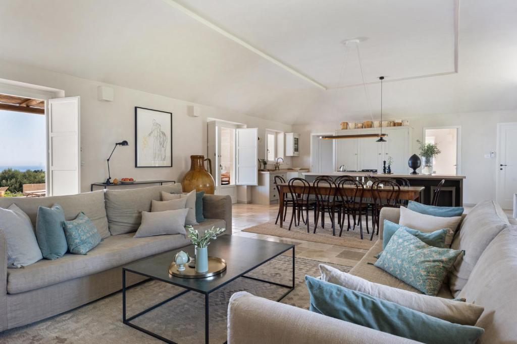 un salon avec deux canapés et une salle à manger dans l'établissement Villa Margareta, à Ostuni