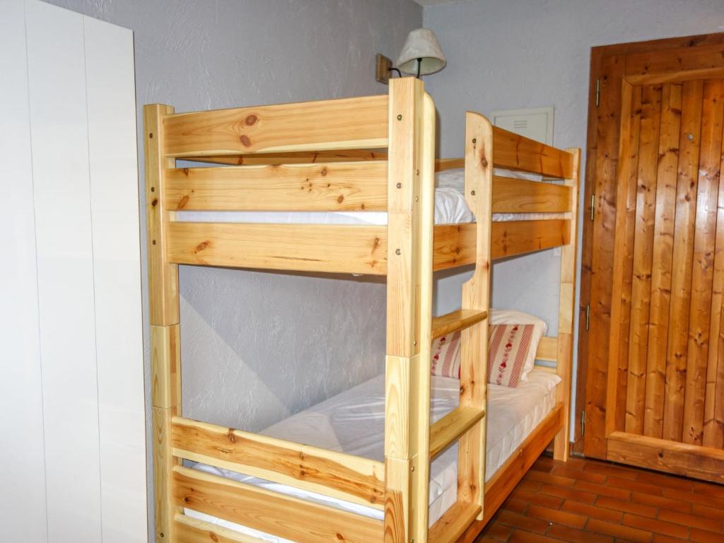 - deux lits superposés dans une chambre dans l'établissement Studio Les G'rets-10 by Interhome, à Saint-Gervais-les-Bains