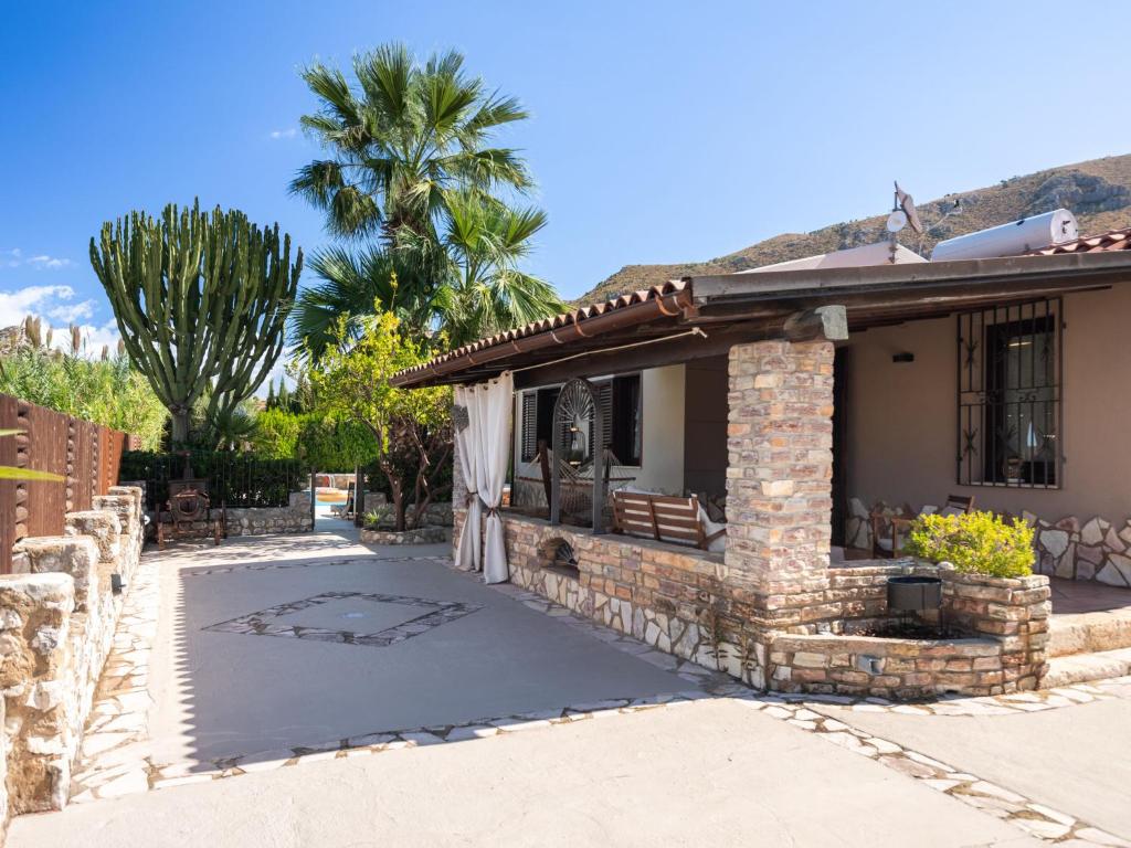 une maison avec une terrasse et un palmier dans l'établissement Villa Nicole con Dependance by Interhome, à Castellammare del Golfo