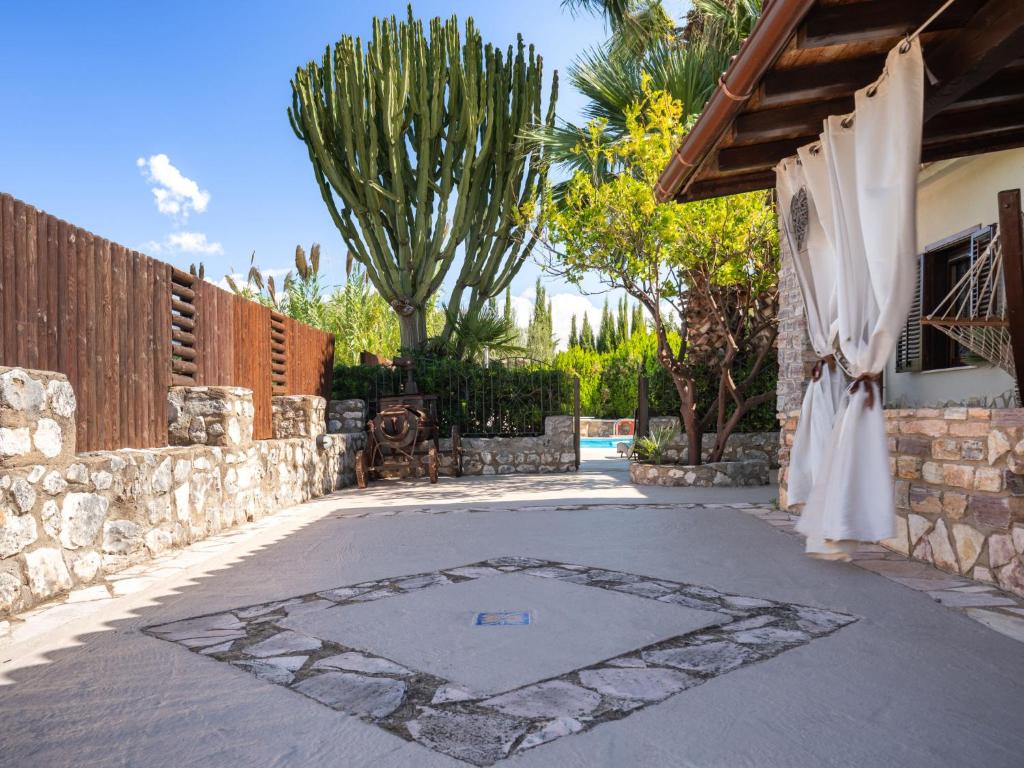 une terrasse avec un parasol et une clôture dans l'établissement Villa Nicole con Dependance by Interhome, à Castellammare del Golfo