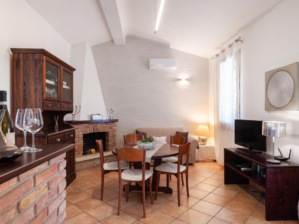 un salon avec une table et une cheminée dans l'établissement Villa Nicole con Dependance by Interhome, à Castellammare del Golfo