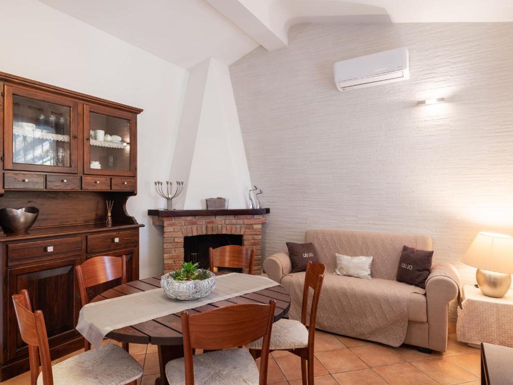 un salon avec un canapé et une table dans l'établissement Villa Nicole con Dependance by Interhome, à Castellammare del Golfo