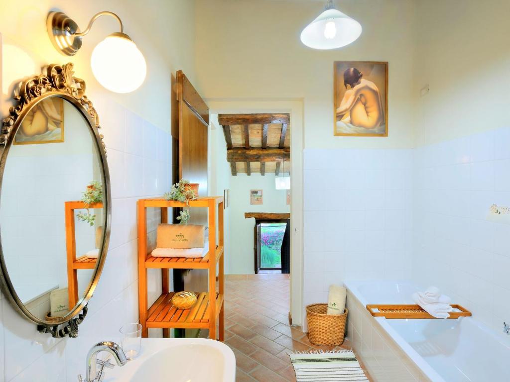 une salle de bain avec un lavabo et un miroir dans l'établissement Luxury Stay with Garden, à Monte San Martino