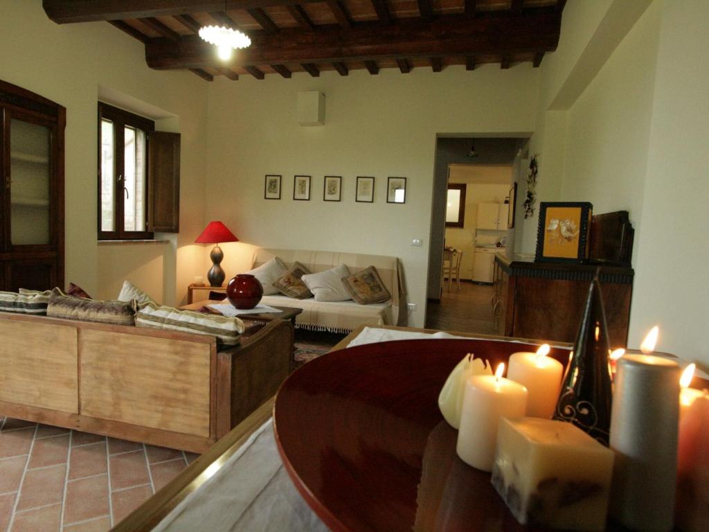 un salon avec un canapé et une table avec des bougies dans l'établissement Luxury Stay with Garden, à Monte San Martino 32 autres photos