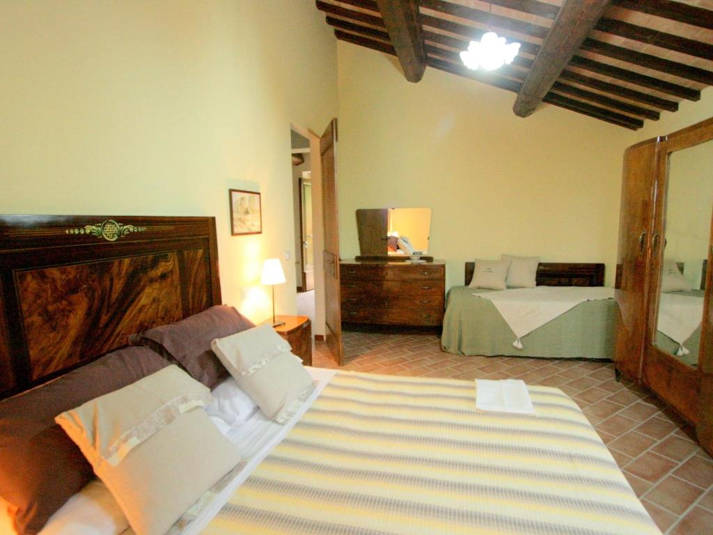 une chambre avec un lit, un canapé et un miroir dans l'établissement Luxury Stay with Garden, à Monte San Martino