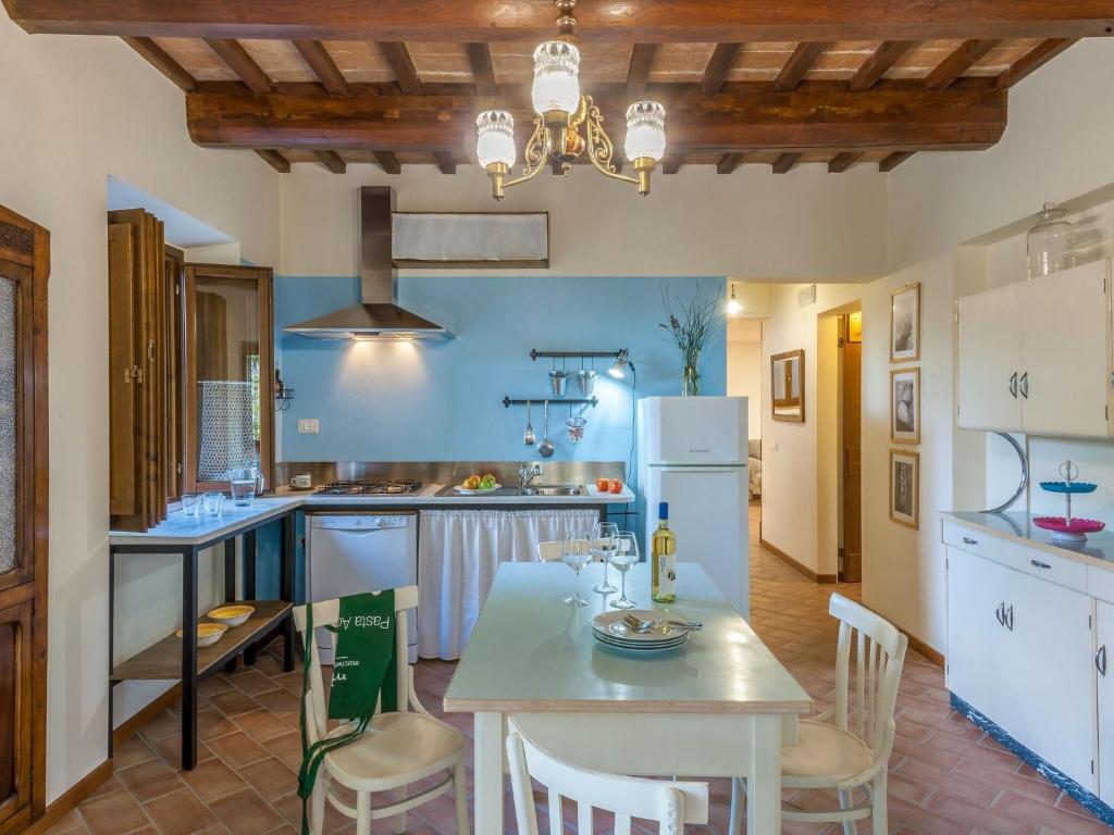 une cuisine avec une table et des chaises dans une pièce dans l'établissement Luxury Stay with Garden, à Monte San Martino