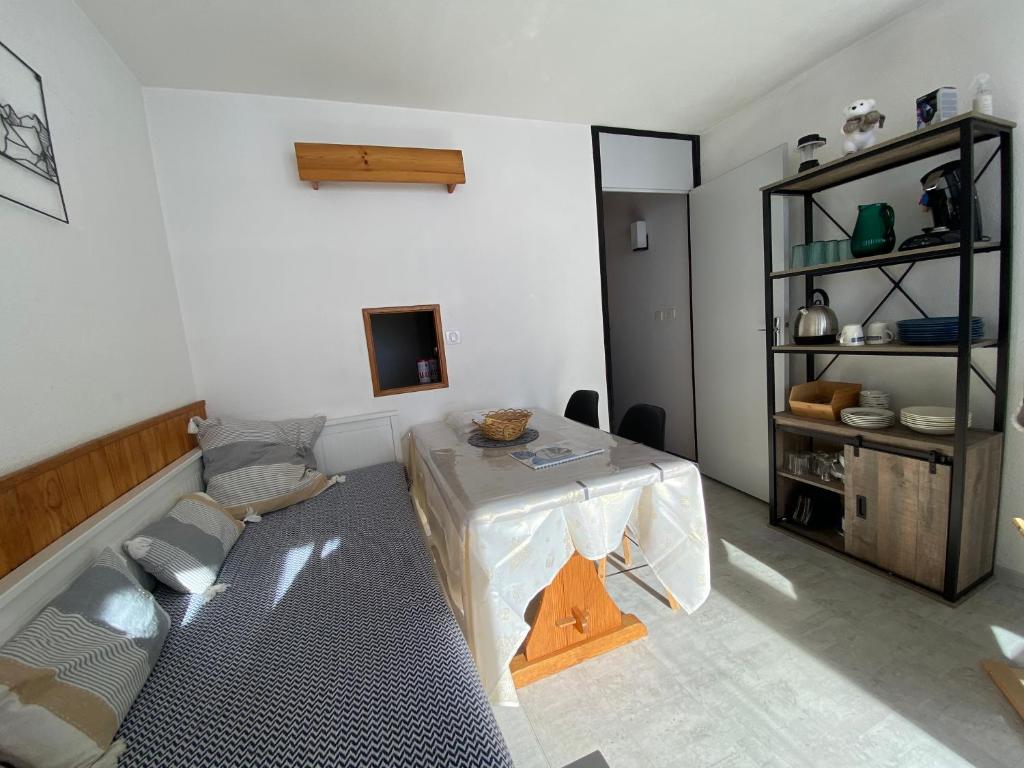 un salon avec une table et un canapé dans l'établissement Studio pied des pistes La Mongie - Grand-Tourmalet, à La Mongie