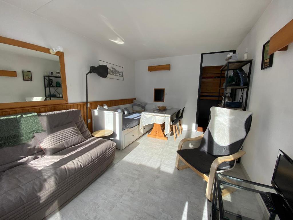 un salon avec un canapé et une chaise dans l'établissement Studio pied des pistes La Mongie - Grand-Tourmalet, à La Mongie 12 autres photos