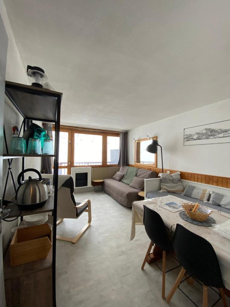 un salon avec un canapé et une table dans l'établissement Studio pied des pistes La Mongie - Grand-Tourmalet, à La Mongie