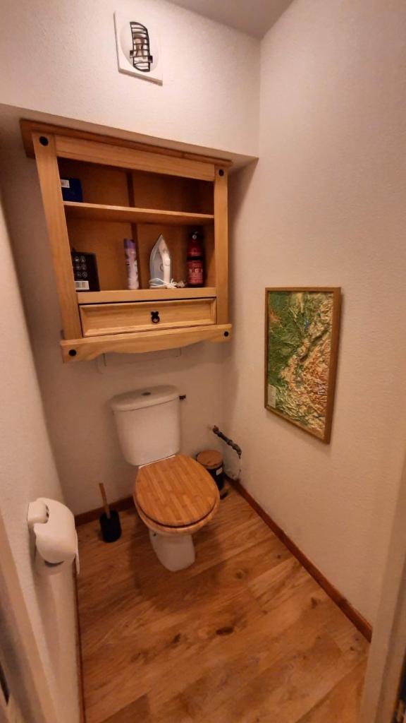 La salle de bains est pourvue de toilettes et de parquet. dans l'établissement Chaleureux appartement aux pieds des pistes, à Chamrousse 23 autres photos