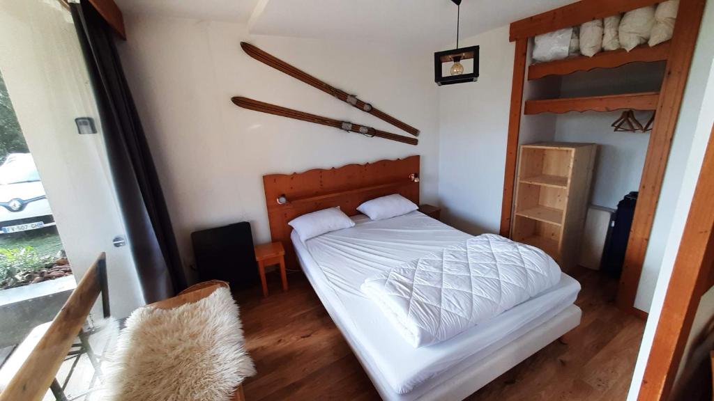 une chambre avec un lit et un lit superposé dans l'établissement Chaleureux appartement aux pieds des pistes, à Chamrousse