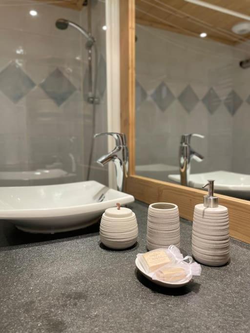 La salle de bains est pourvue d'un lavabo et d'un comptoir avec des plats blancs. dans l'établissement La Perle des Alpes C10 Apart.4* #Yolo Alp Home, à Villard-sur-Doron 32 autres photos