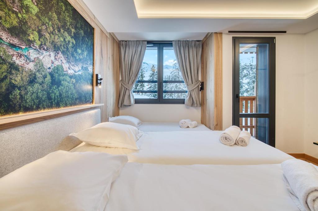 une chambre avec deux lits et une fenêtre dans l'établissement Chalet Hôtel Turquoise, à La Plagne Tarentaise 37 autres photos