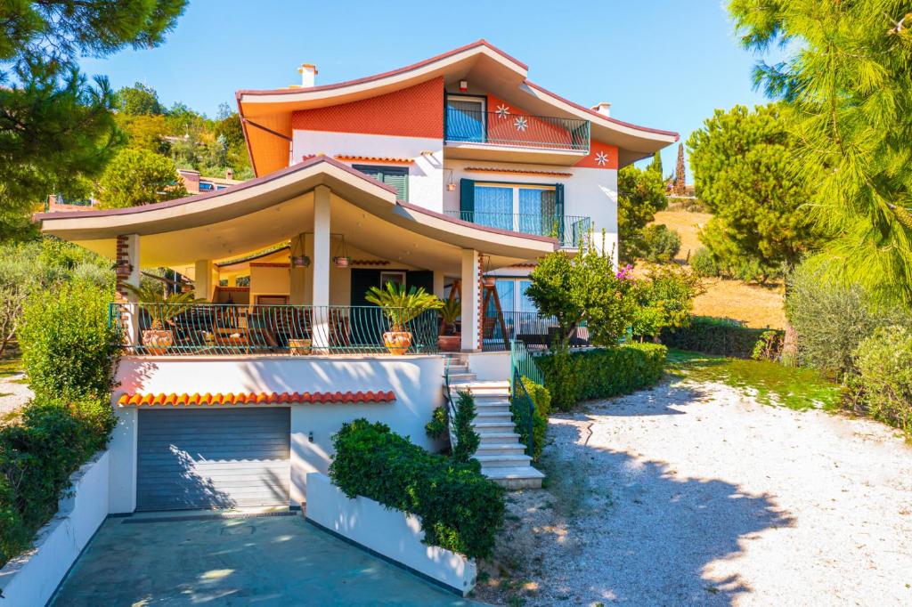 une maison avec une allée devant dans l'établissement Vista Allegra Pagoda - Villa con piscina, à Colonnella