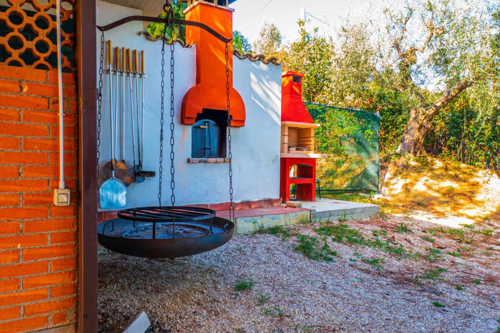 une maison de jouets avec une balançoire dans une cour dans l'établissement Vista Allegra Pagoda - Villa con piscina, à Colonnella 34 autres photos