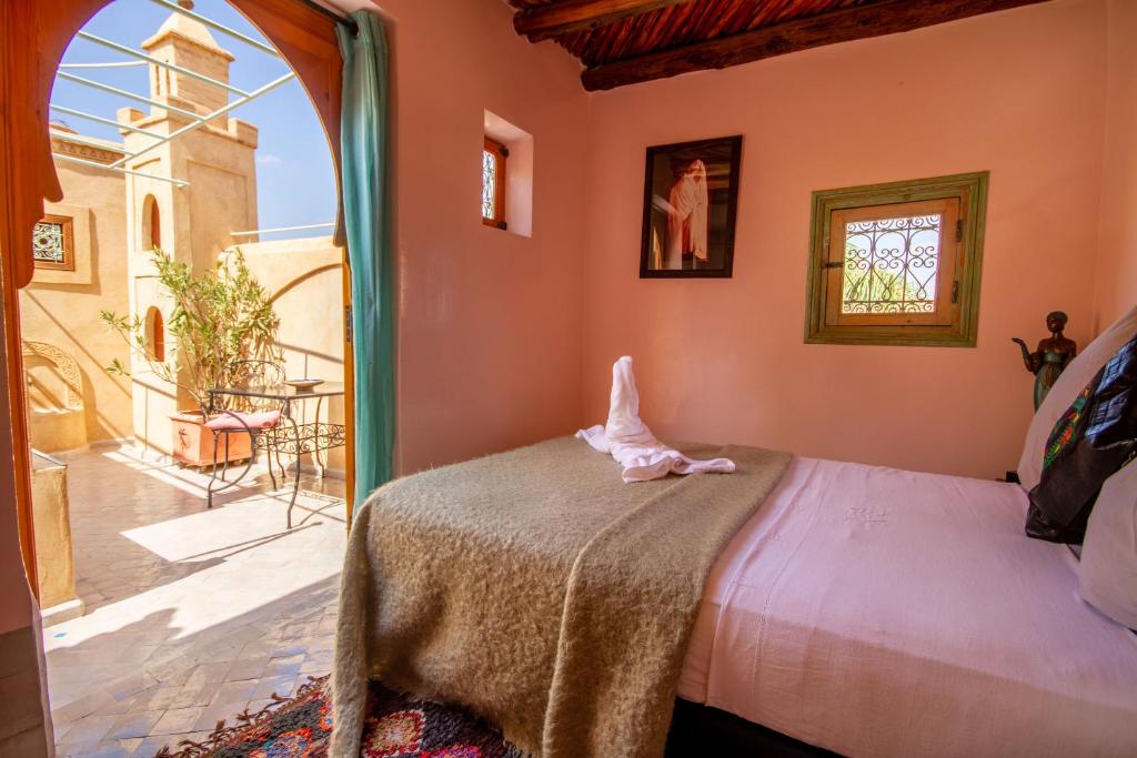 une chambre avec un lit avec une serviette dessus dans l'établissement Riad Dombaraka, à Marrakech 37 autres photos
