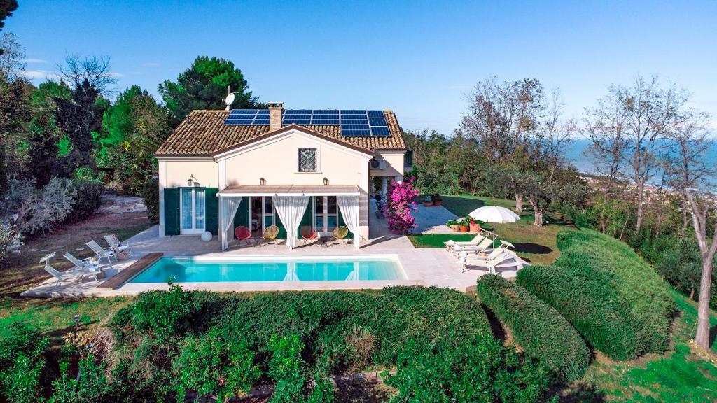 une vue aérienne d'une maison avec piscine dans l'établissement VILLA LUCENTE 6&2, Emma Villas, à Silvi Paese