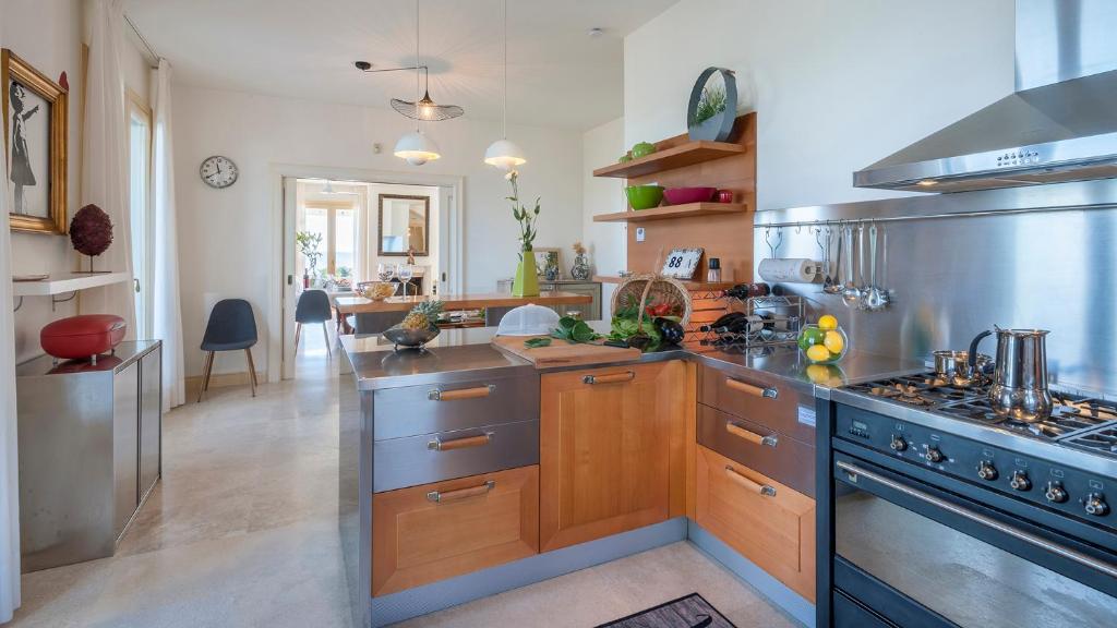 une grande cuisine avec des armoires en bois et une cuisinière dans l'établissement VILLA LUCENTE 6&2, Emma Villas, à Silvi Paese