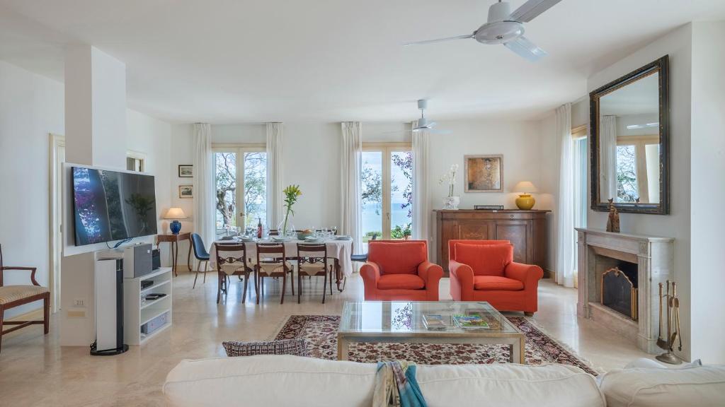 un salon avec un canapé, une télévision et une table dans l'établissement VILLA LUCENTE 6&2, Emma Villas, à Silvi Paese