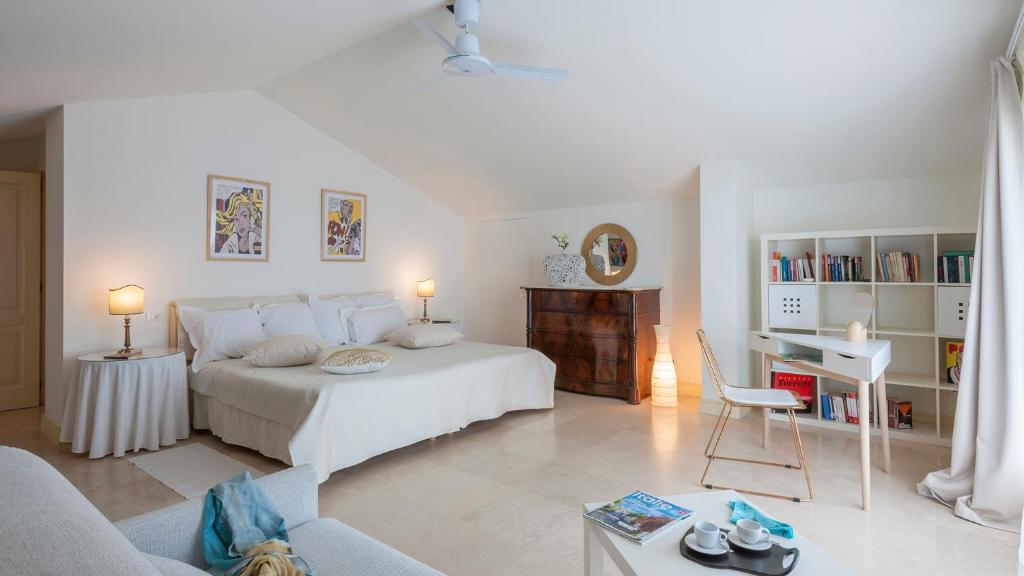 - une chambre blanche avec un lit blanc et une table dans l'établissement VILLA LUCENTE 6&2, Emma Villas, à Silvi Paese 19 autres photos