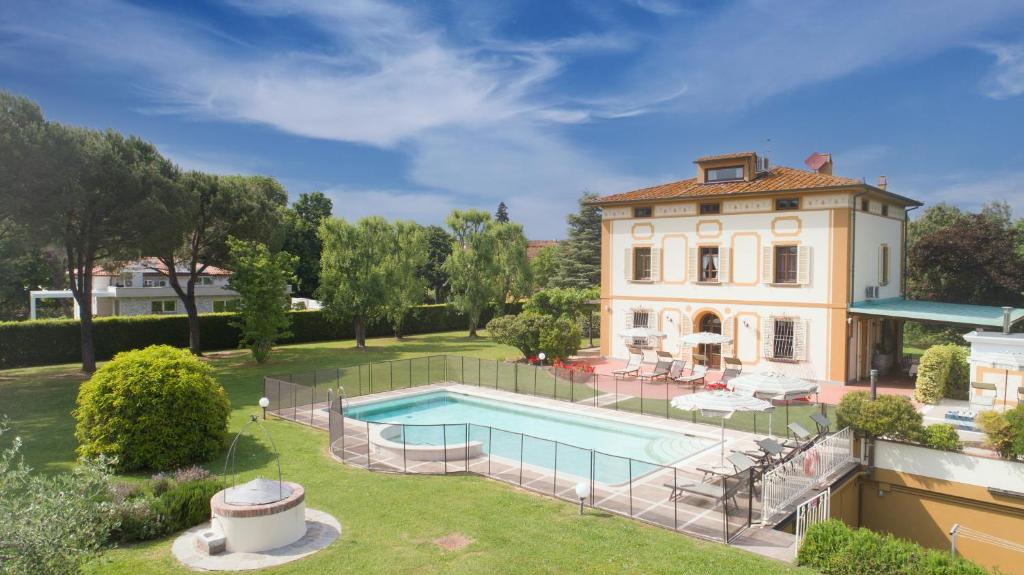 un domaine avec piscine et maison dans l'établissement Villa Colombai, à Orentano
